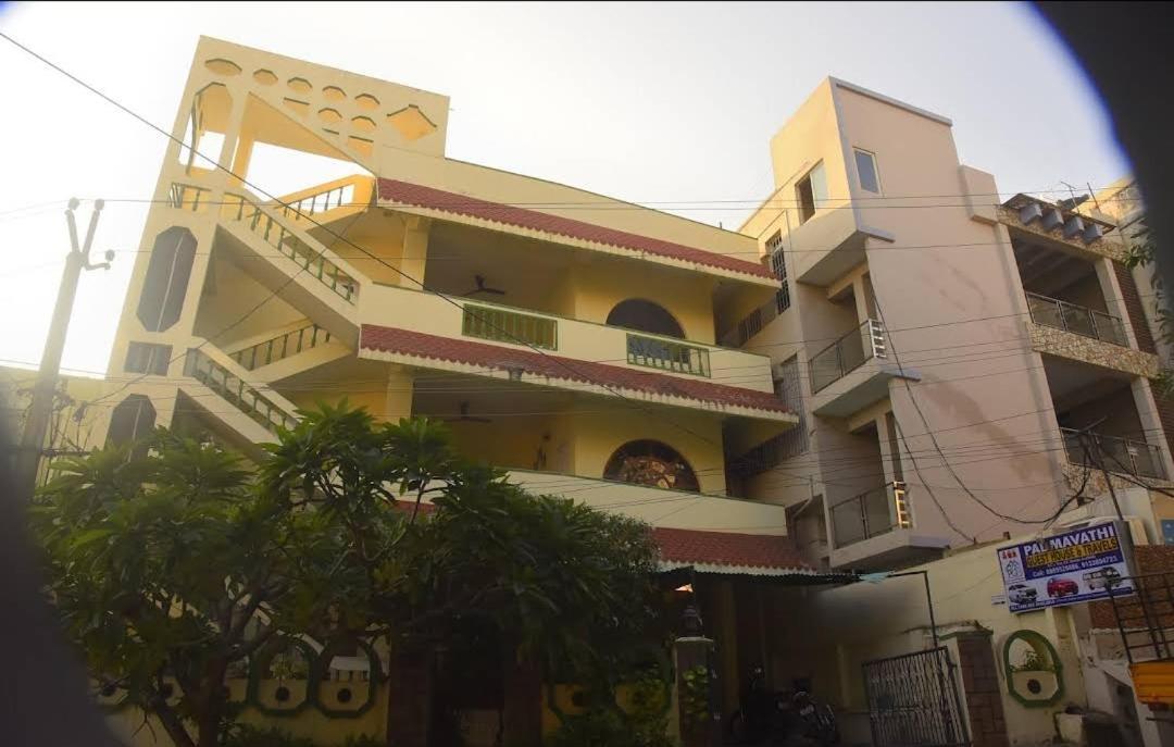 Padmavathi Family Guest House Вишакхапатнам Экстерьер фото